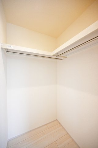 リーブルガーデン南甲子園2丁目新築一戸建て│全3区画│2SLDK・3LDKの収納|‐主寝室(2F)- 上部にダウンライトが配置されたWICLが備えており、豊富な収納量です。