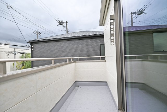 リーブルガーデン南甲子園2丁目新築一戸建て│全3区画│2SLDK・3LDKのバルコニー|2階主寝室側に面した南面バルコニー。 物干竿金具が備え付けられています。