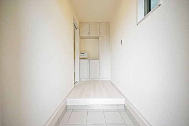 リーブルガーデン南甲子園2丁目新築一戸建て│全3区画│2SLDK・3LDKの玄関|1階玄関入ってすぐの内観写真です。 上部まで収納があるシューズBOX付き。 毎日使う玄関回りも常に片付いた状態を維持できそうです。