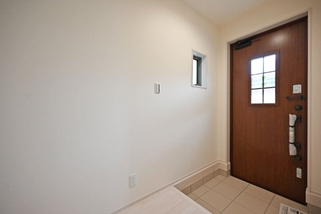 リーブルガーデン南甲子園2丁目新築一戸建て│全3区画│2SLDK・3LDKの玄関|1階玄関をホール側から撮影した内観写真です。 シンプルな玄関扉にシューズボックスを配置したオーソドックスな玄関です。