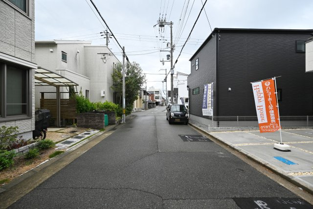 リーブルガーデン南甲子園2丁目新築一戸建て│全3区画│2SLDK・3LDKの前面道路含む現地写真|東側道路幅員幅は約5.6ｍ幅です。