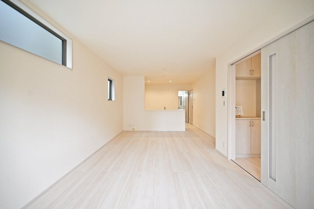 リーブルガーデン南甲子園2丁目新築一戸建て│全3区画│2SLDK・3LDKの居間・リビング|1階LDKをリビング側から撮影した内観写真です。 対面式キッチンで家族同士のつながりを感じやすい設計を基調としています。