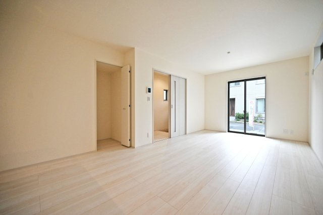 リーブルガーデン南甲子園2丁目新築一戸建て│全3区画│2SLDK・3LDKの居間・リビング|1階LDKをダイニング側から撮影した内観写真です。 ダイニングは「誰かが座っても通行の邪魔にならない」ストレスフリーの広さを確保。キッチンからの配膳効率も良いのが魅力です。