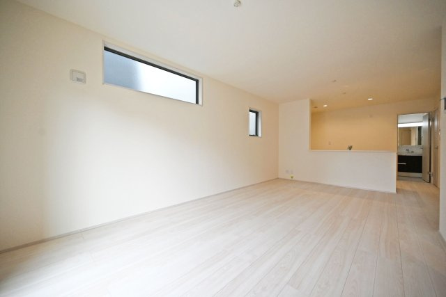 リーブルガーデン南甲子園2丁目新築一戸建て│全3区画│2SLDK・3LDKの居間・リビング|1階LDKの内観写真です。 LDKは約17帖でゆとりある広さです。 インテリア配置に困らない間取り設計に加え、お子様のいる世帯に必要な部屋数を備えた物件です。