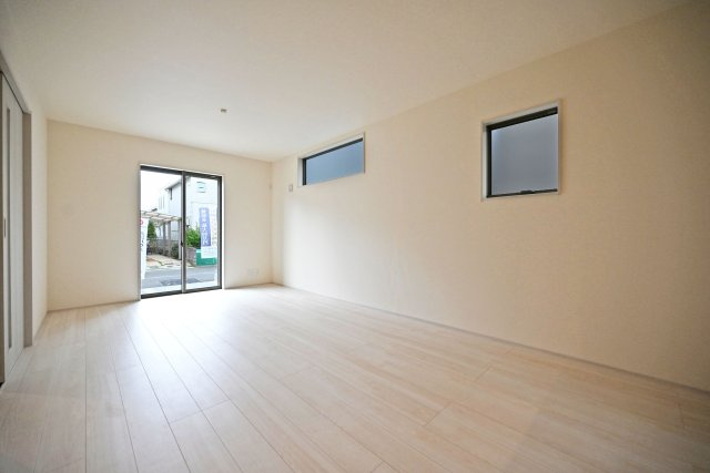 リーブルガーデン南甲子園2丁目新築一戸建て│全3区画│2SLDK・3LDKの居間・リビング|1階LDKの内観写真です。対面式キッチンで家族同士のつながりを感じやすい設計を基調としています。 1階に水回りが配置されている為、家事動線良好です。