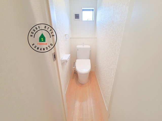 山鹿市川端町第4-2棟(1号棟)の内観：施工例|トイレ・ウォシュレット付。快適で衛生的な洗浄機能付温水シャワートイレです。収納や手すりもついてます。