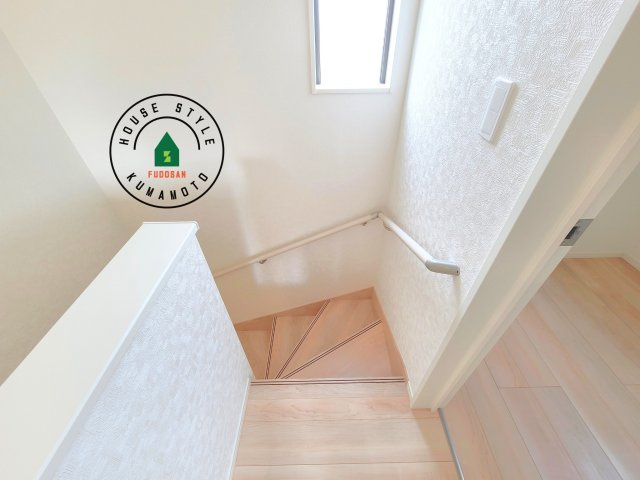 山鹿市川端町第4-2棟(1号棟)の内観：施工例|＜手すり付階段＞手すりがないと階段の昇り降りで危険なことはもちろん、壁に手をつきながら歩くことで壁紙が汚れやすくなります。すべての方に快適に昇り降りしていただくため、手すりを設置しました。