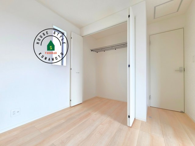 山鹿市川端町第4-2棟(1号棟)の内観：施工例|【WIC（ウォークインクローゼット）】 たくさんの洋服をかけてもシワになりにくいウォークインクローゼット。洋服以外にも、普段使わない家電やスーツケース、ストック品など何でも片付く嬉しい空間です。