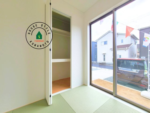 山鹿市川端町第4-2棟(1号棟)の内観：施工例|壁面クローゼットのメリットは、衣類が横一列に並ぶためひと目で洋服が選びやすいこと。衣類をたくさんお持ちの方も、限られたスペース内に無理なく収納することができます。