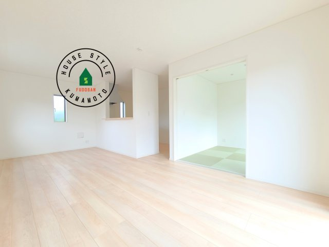 山鹿市川端町第4-2棟(1号棟)の洋室|キッチンからリビングをしっかり確認できます。家族の笑顔があふれる空間になりそうですね。※家具はCGを合成したものです。