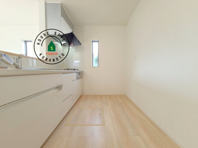 山鹿市川端町第4-2棟(1号棟)の内観：施工例|カウンターキッチンなら、リビングで遊ぶ子供の様子を見ながら料理ができるので安心です。料理を運んでもらったり、子供にお手伝いしてもらいやすいのもいいですね。