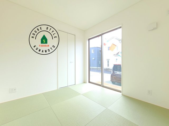 山鹿市川端町第4-2棟(1号棟)の内観：施工例|和室を上手に活用すると暮らし方の幅が広がります。例えば普段は開け放して、子供の小さいうちはお昼寝や遊びのスペースに。畳はソフトなので転んでもケガをしにくく安心です