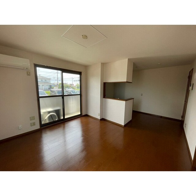 岐阜市日置江１丁目のアパートの居間・リビング