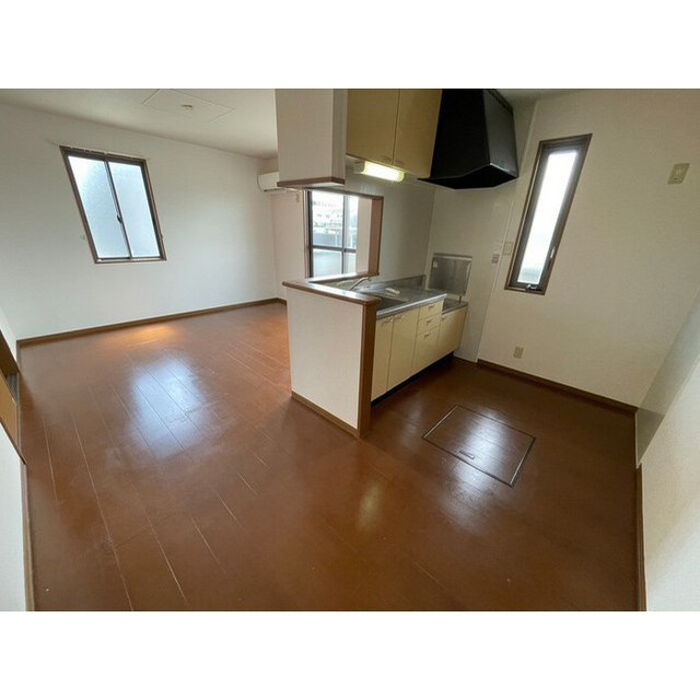 岐阜市日置江１丁目のアパートの居間・リビング