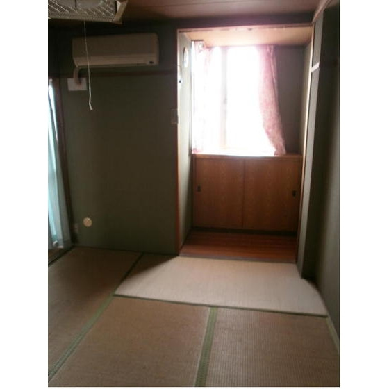 岐阜市北鶉５丁目のアパートの居間・リビング