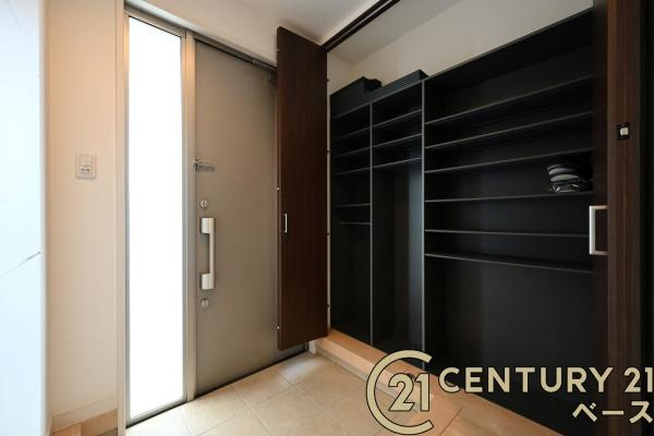 香芝市良福寺　一戸建の玄関|■現地撮影写真■すっきりとした明るい玄関が家族やお客様を迎えてくれます！