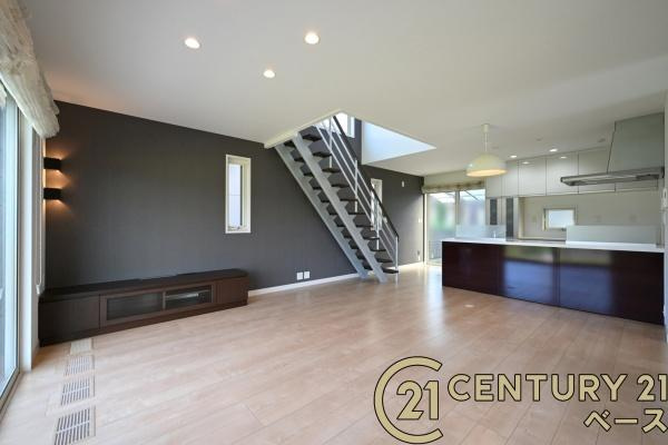 香芝市良福寺　一戸建の居間・リビング|■現地撮影写真■ご家族でくつろいでいただける約２０帖の広々としたリビング！