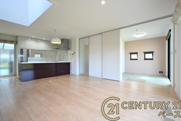 香芝市良福寺　一戸建の居間・リビング|■現地撮影写真■大きな窓から柔らかい光が射し込みます！