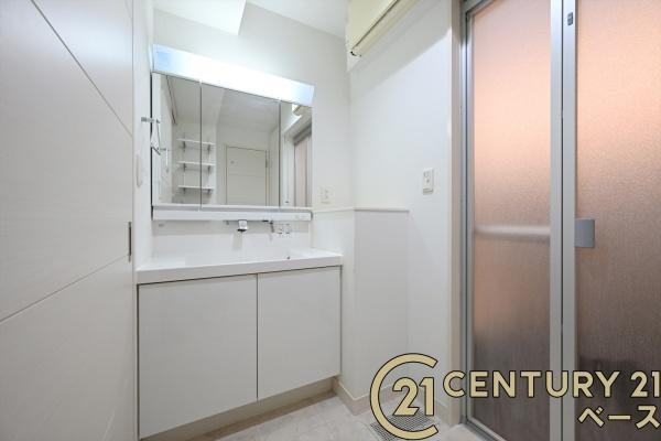 香芝市良福寺　一戸建の独立洗面台|■現地撮影写真■三面鏡タイプのミラーキャビネット！収納スペースも豊富です！