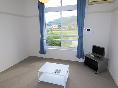 レオパレスニスモの居間・リビング|カーテンやテーブル、テレビも備え付けです