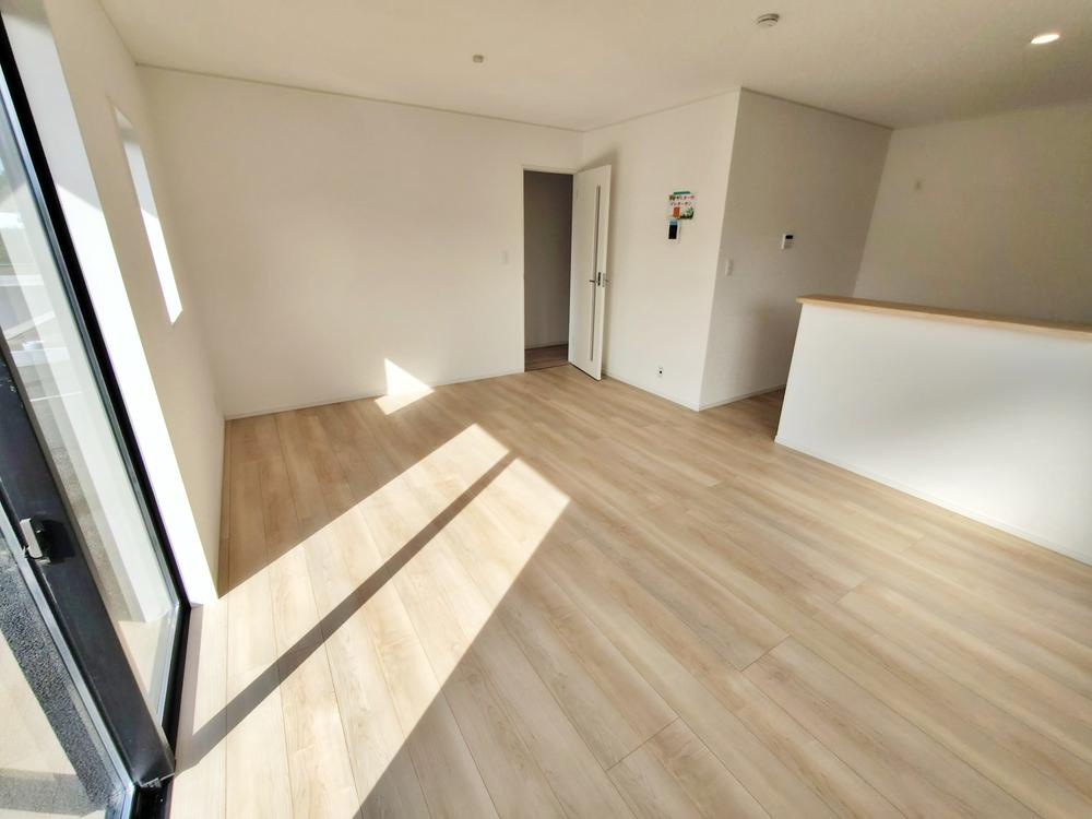 【Cradle garden】小平鈴木町第11の居間・リビング|家族の温かさと陽光の暖かさ、楽しい毎日と明るい未来を予感させる「空間が織り成すひとつ先の住み心地」を演出します。