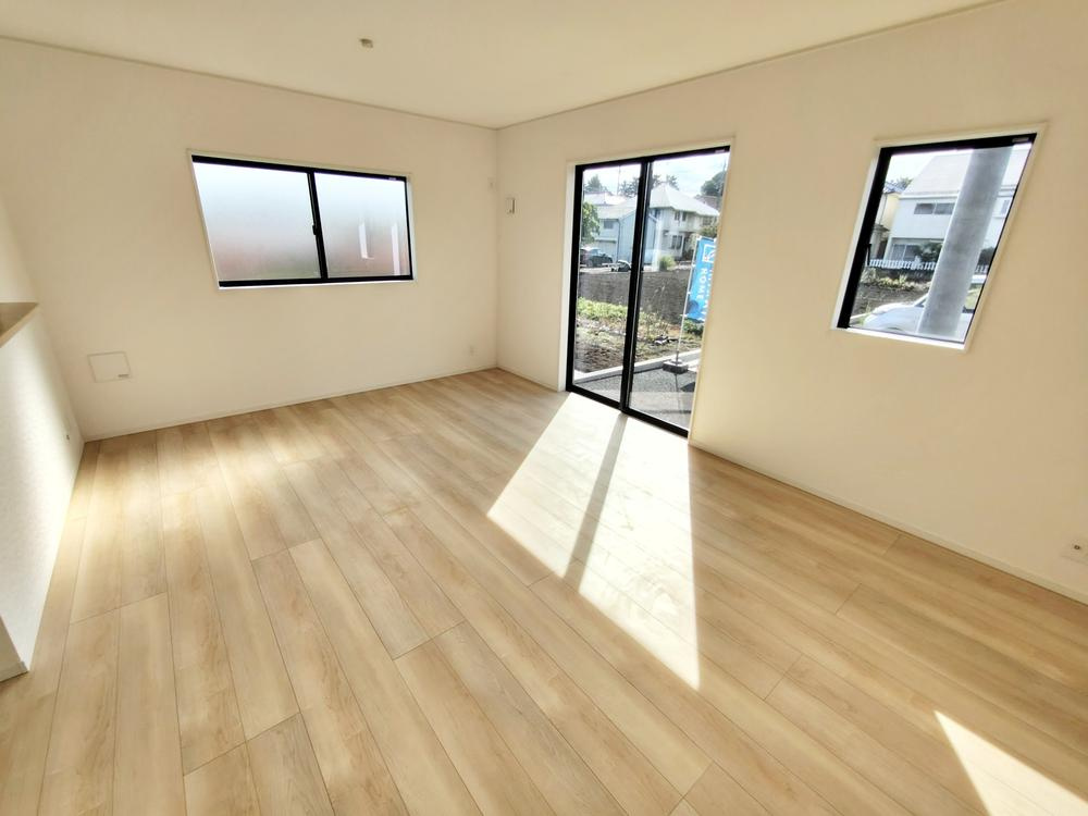 【Cradle garden】小平鈴木町第11|大きな窓のあるリビングは、陽光あふれる明るい空間です。居心地良く、ご家族皆がゆったり寛げる憩いの空間となりそうです。