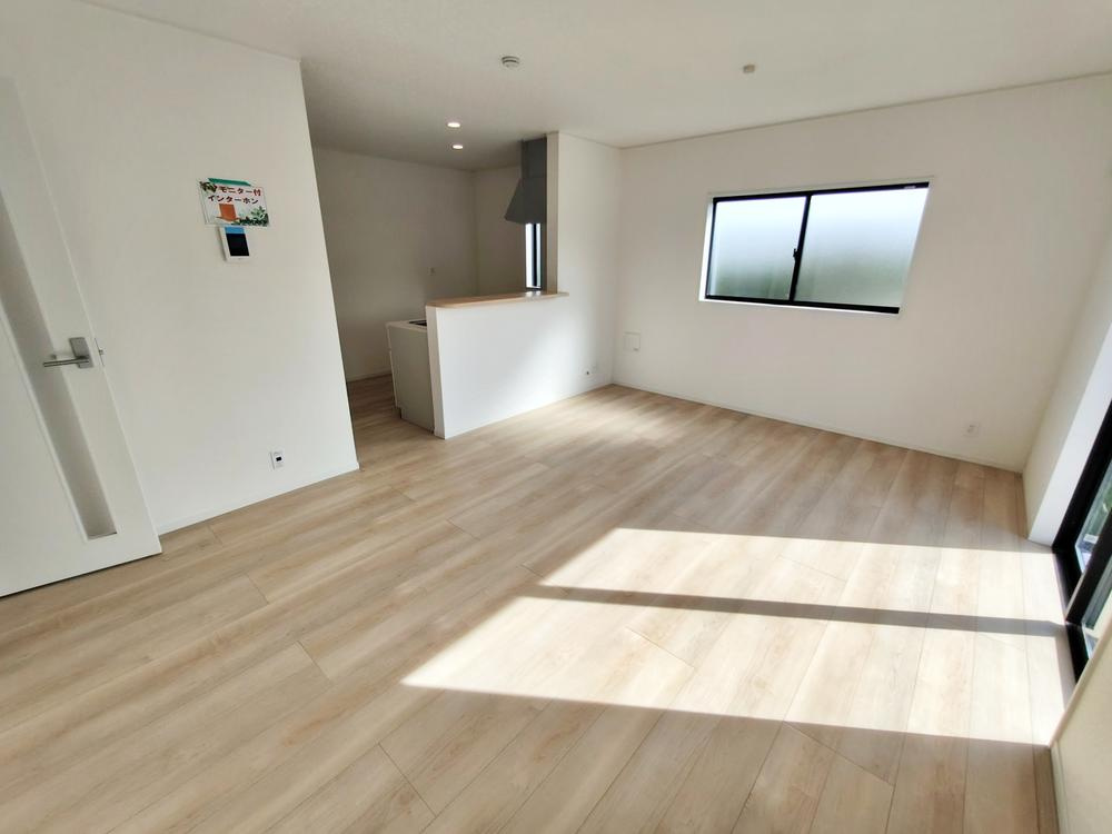 【Cradle garden】小平鈴木町第11の居間・リビング|キッチンから見渡せるリビングダイニングで、お料理中も会話が弾みます