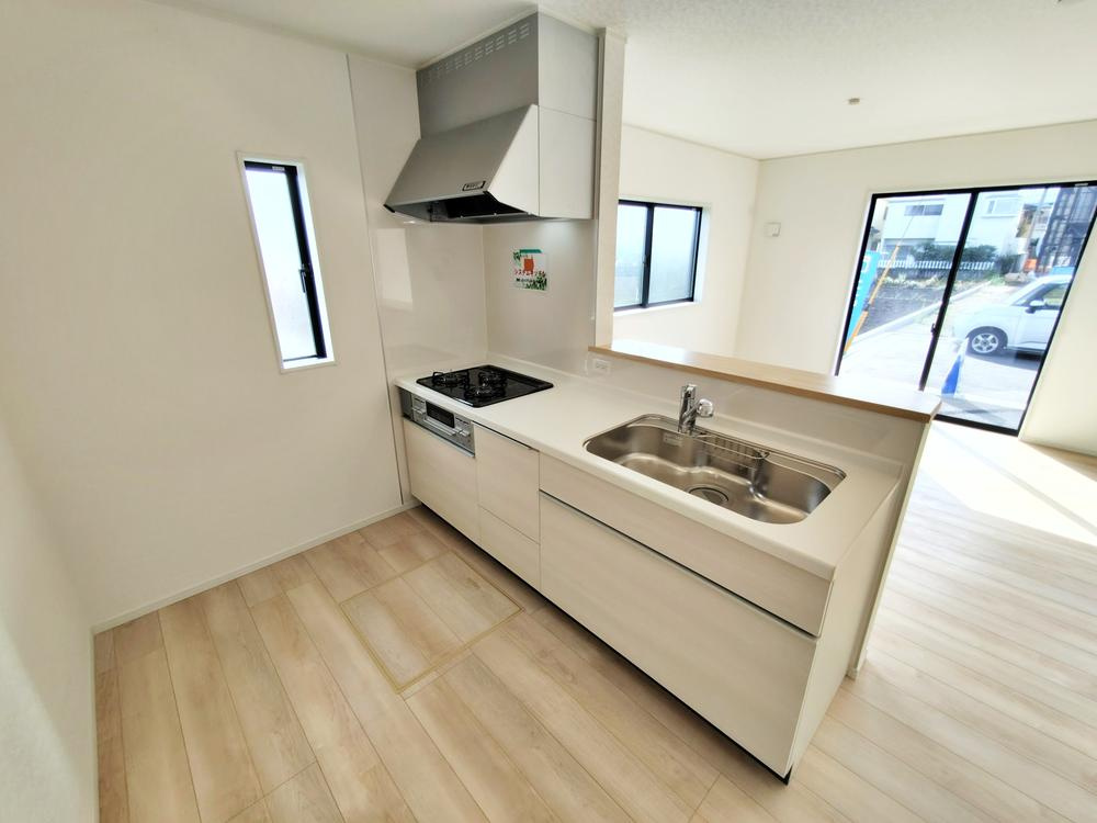 【Cradle garden】小平鈴木町第11のキッチン|収納力豊富なスライド収納付きシステムキッチン。大きな鍋やフライパンの出し入れもスムーズです。
