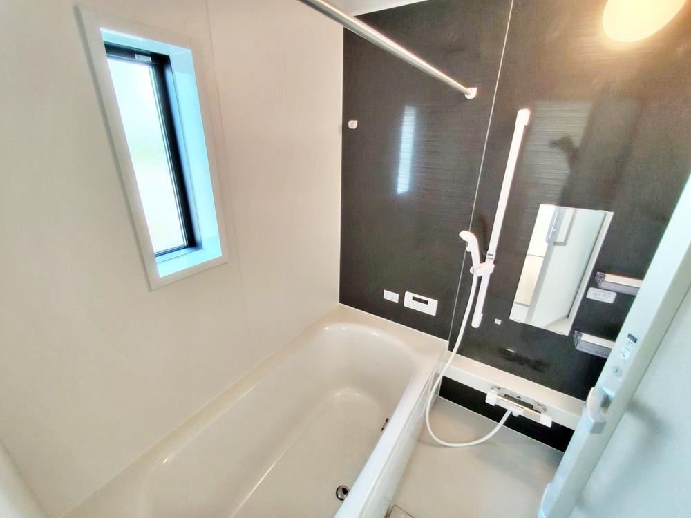 【Cradle garden】小平鈴木町第11の浴室|ひろびろ１坪サイズのバスルーム半身浴もできるひろびろな浴槽です。浴室換気乾燥機を使用すると浴室がジメジメしないので、お掃除が楽になるというメリットもございます！