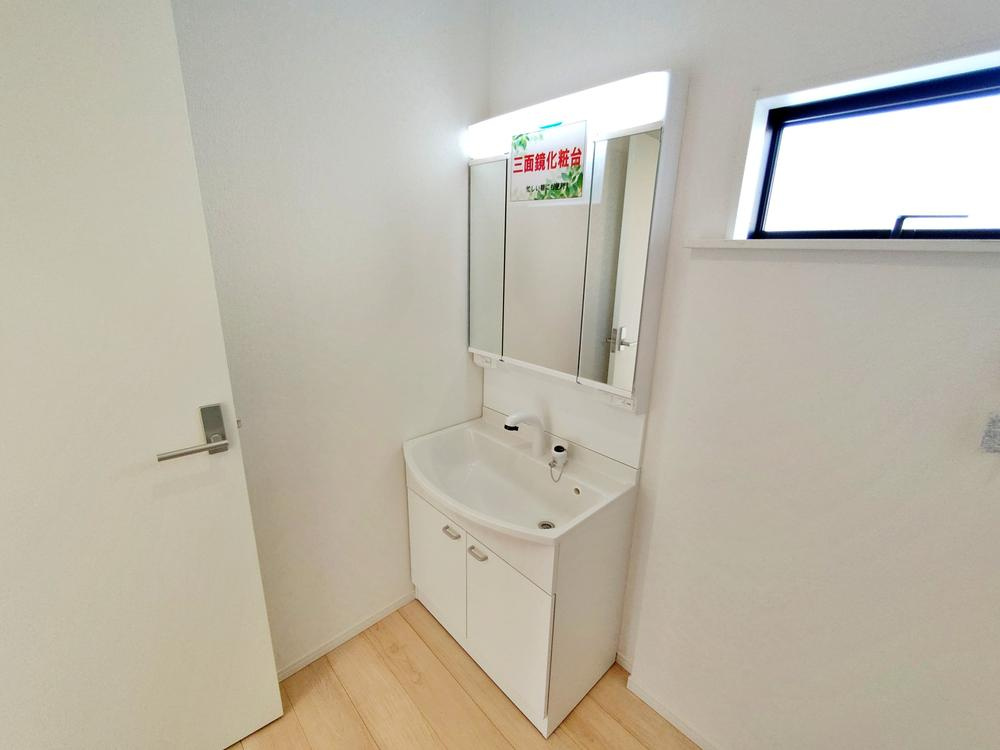 【Cradle garden】小平鈴木町第11の洗面所|女性にはうれしい３面鏡化粧台。鏡の裏が収納になっている機能的なタイプです。