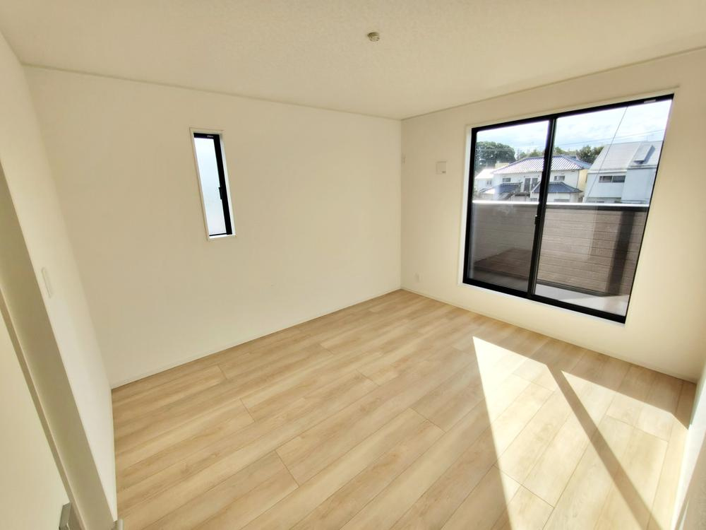 【Cradle garden】小平鈴木町第11の洋室|2面採光を確保した明るい室内は、風通しも良く、大変居心地の良い空間となっております。爽やかな風を感じて起きる朝は、快適生活の始まりに！