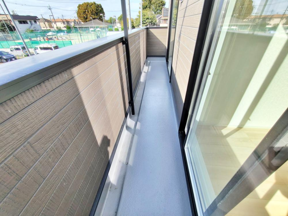 【Cradle garden】小平鈴木町第11の洗面所|晴れた日にはたっぷりのお洗濯ものを干すことができるバルコニー。