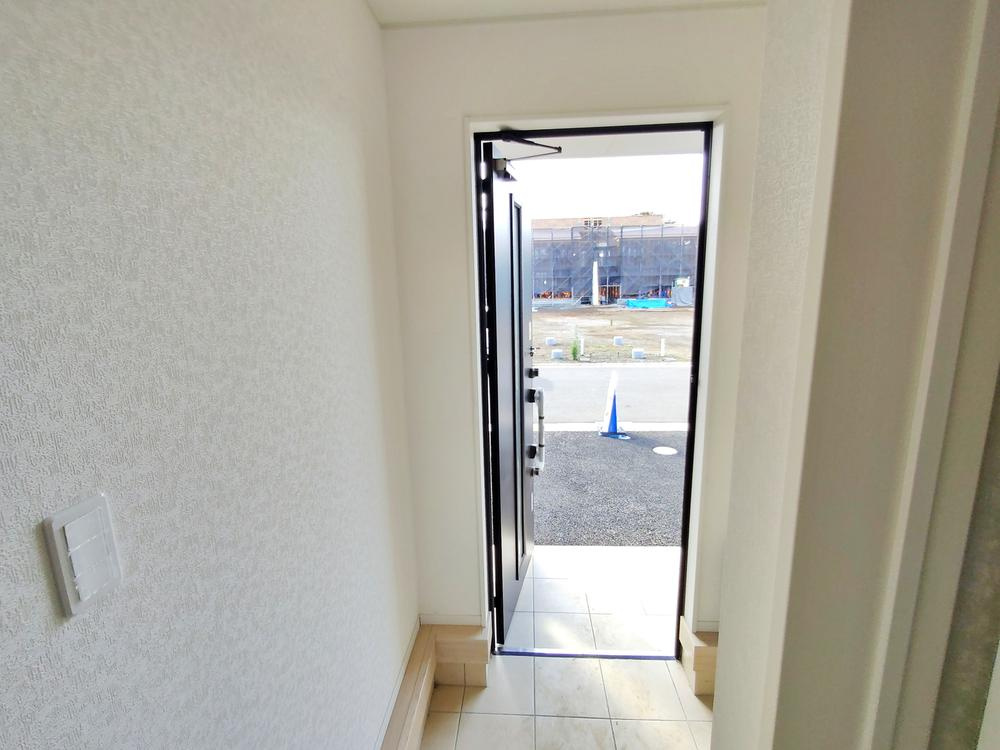 【Cradle garden】小平鈴木町第11の玄関|訪れる人を優しく迎える、スタイリッシュな玄関。