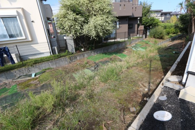 【Cradle garden】小平鈴木町第11の外観|南側が空き地のため、陽当たりに恵まれたバルコニー。視界を遮る建物もなく、洗濯物がよく乾くのはもちろん、心地よい日差しの中でリラックスできます