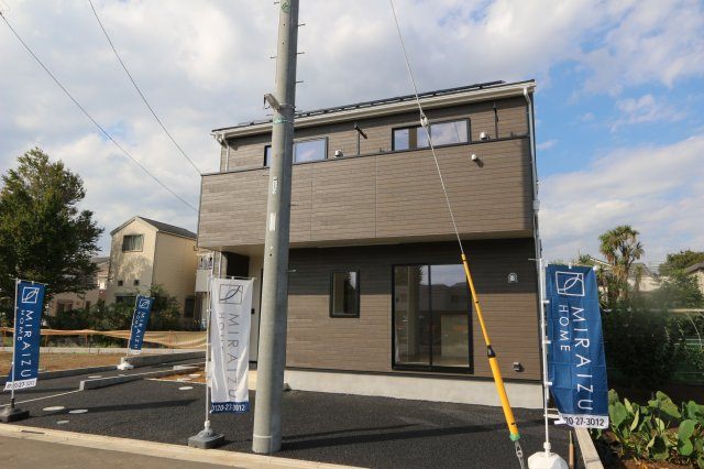 【Cradle garden】小平鈴木町第11の外観|前面道路は約6ｍ。車通りも少ないので、お車の出し入れもラクラクです。お車の出し入れが苦手なママや小さなお子様にも安心ですね。