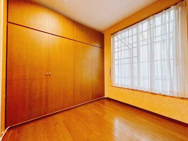 【中古戸建】伊勢崎市田中島町の洋室|お子様にとって初めての「自分だけのお部屋」。どんなお部屋にするのか楽しみになりますね♪こちらのお部屋は洋室になっているので、もし汚してしまっても簡単にお掃除できるので助かります。