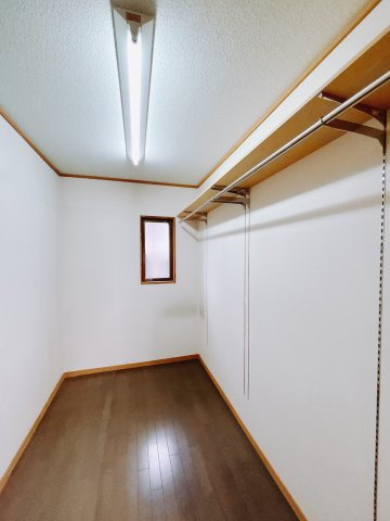 【中古戸建】伊勢崎市田中島町の収納|ＷＩＣとは、「人が歩いて入れる収納」を意味します。お洋服や片付けにくい家具をしまうことにより、いつでも広い寝室が整います♪