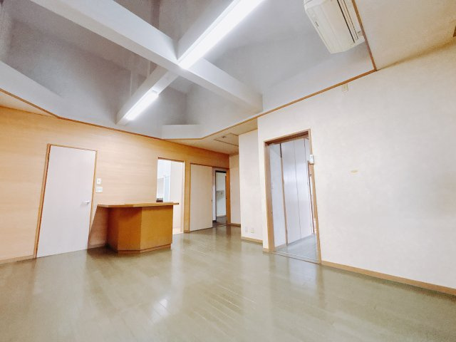 【中古戸建】伊勢崎市田中島町の居間・リビング|これから長く住むお家のリビングには毎日気持ちのいい日差しが差し込みます。ポカポカ日向ぼっこをしながらお昼寝をするのもいいですね♪明るいリビングに気分も晴れやかに♪