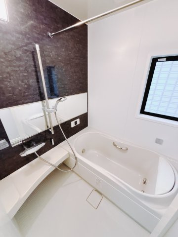 【中古戸建】伊勢崎市田中島町の浴室|清潔感あふれる浴室には、カビを防ぎ雨の日でも洗濯物を乾かせられる浴室暖房乾燥機を標準装備しております♪毎日のお手入れが楽になります。