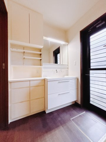 【中古戸建】伊勢崎市田中島町の独立洗面台|通常より広いタイプの洗面所になっています。のびのびと使える洗面所には寒い冬にストーブをおいても邪魔になりません♪