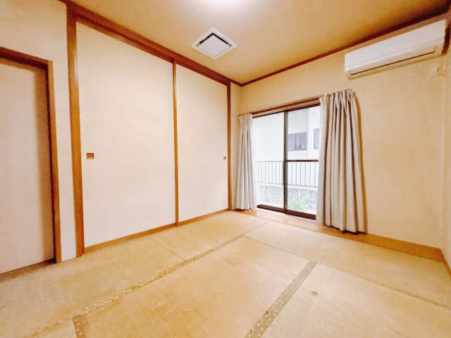 【中古戸建】伊勢崎市田中島町の和室|和室でしか味わえない畳ならではの香りや素材で和のやすらぎを感じてください♪畳にはリラックス効果があるといわれています。のんびりするならやっぱり和室が一番ですね♪