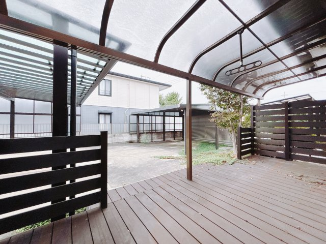 【中古戸建】伊勢崎市田中島町のバルコニー|バルコニーから入る日差しは暖かく、爽快な朝の目覚めを促してくれます♪洗濯物やお布団を干して太陽の香りを吸い込んだお布団で夜はおやすみください。