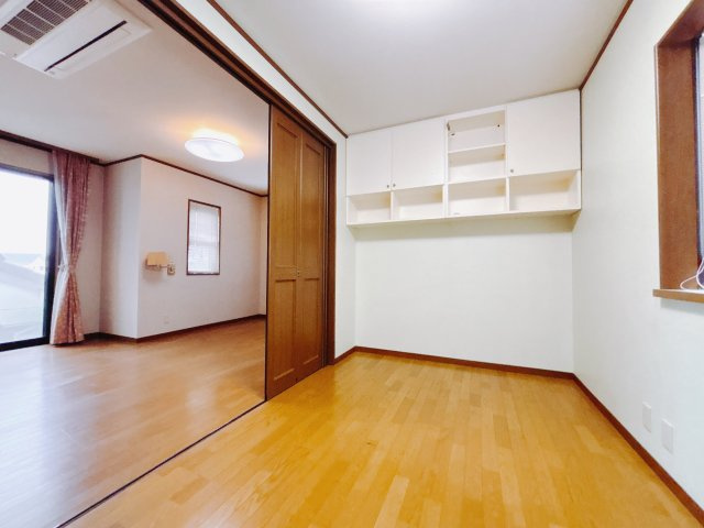 【中古戸建】伊勢崎市田中島町の洋室|ママ友が来ても子供達には子供部屋で遊んでいてもらうことができます。ママ達はリビングで楽しくおしゃべりに華を咲かせながら気兼ねなく盛り上がれます♪