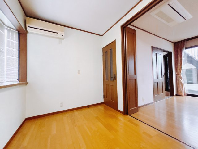 【中古戸建】伊勢崎市田中島町の洋室|子供部屋のメリットは「自立心を養うことができる」「自分で整理整頓できるようになる」そして、お子様が成長した際には「プライバシーを確保できる」といい事だらけ♪