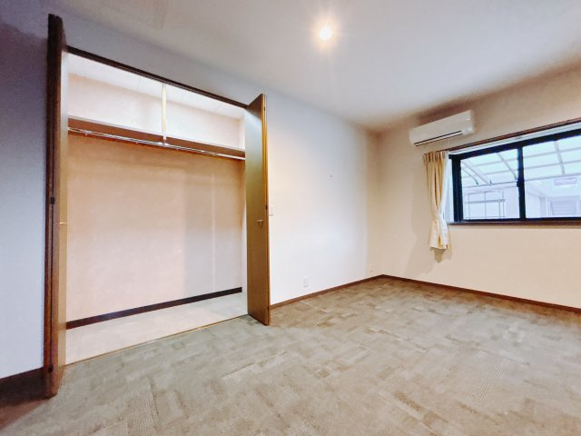 【中古戸建】伊勢崎市田中島町の洋室|「今日も一日お疲れ様」とご夫婦でゆったりくつろげる寝室。毎日の家事やお仕事に疲れた日はフカフカのベットで癒されてください。テレビや本棚をおいても快適な広さなのが自慢のお部屋です♪