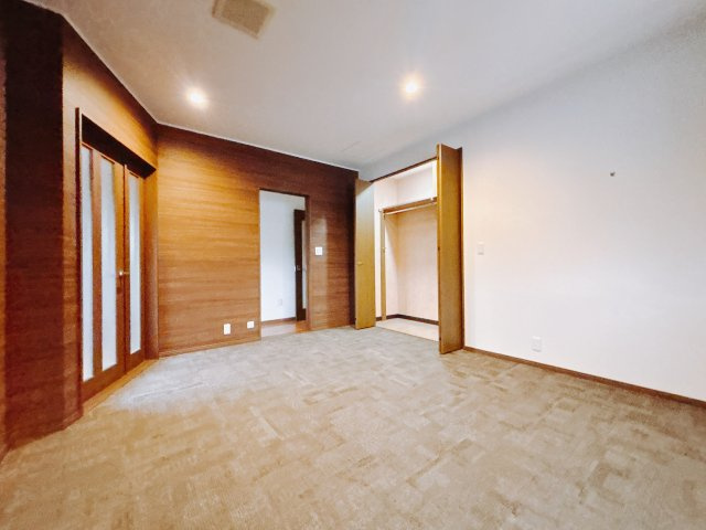 【中古戸建】伊勢崎市田中島町の洋室|広い寝室ならインテリアも自由自在にお楽しみいただけます♪お外から帰ってきた後は寝室でゆっくり自分の時間をお過ごしください。