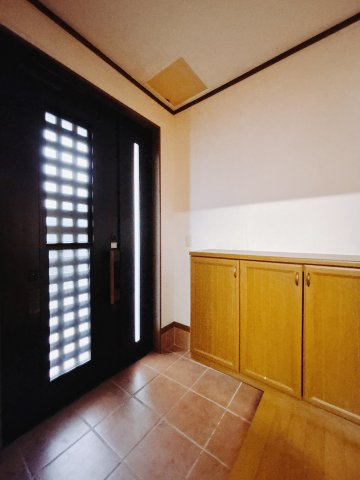 【中古戸建】伊勢崎市田中島町の玄関|毎日の「いってらっしゃい」や「お帰りなさい」を大切なご家族と過ごす玄関は〈使いやすさ〉を追求しております。玄関横の物入は急な来客時でもさっとお片付けできるスペースを確保しています。