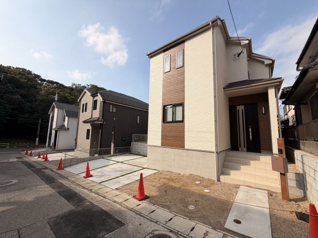 東区香住ヶ丘5丁目　B号棟の前面道路含む現地写真