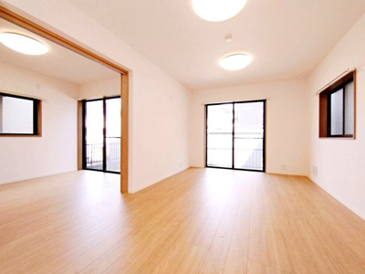 【居間・リビング】 | 相模原市南区西大沼五丁目戸建 | こちらのリビングで趣味の時間をお楽しみください