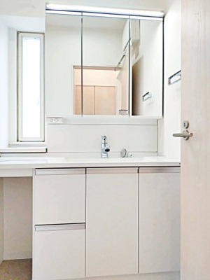 【独立洗面台】 | 横浜市青葉区美しが丘西二丁目戸建 | 朝の支度にも助かる、独立の洗髪洗面化粧台